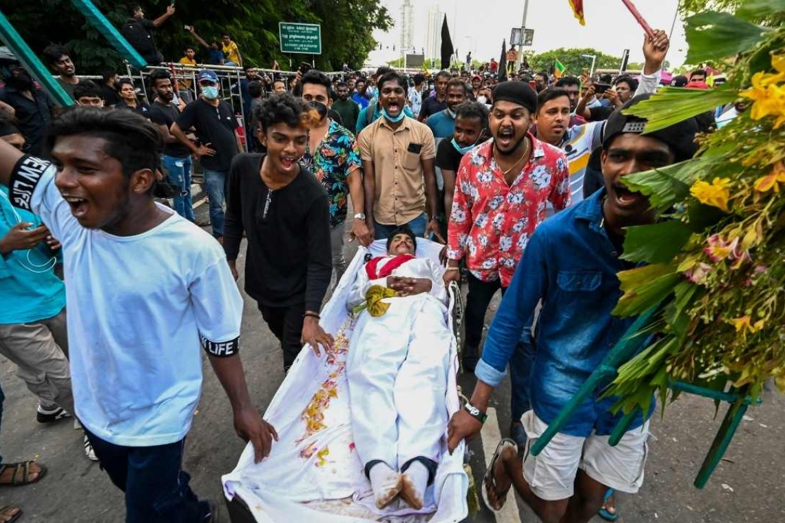 Sri Lanka : Le premier ministre Mahinda Rajapaksa hué par la foule lors d'une sortie